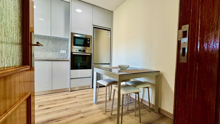 Cozinha com zona de refeições