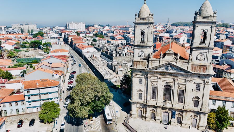A Igreja da Lapa e a Rua Antero de Quental, vistas de drone