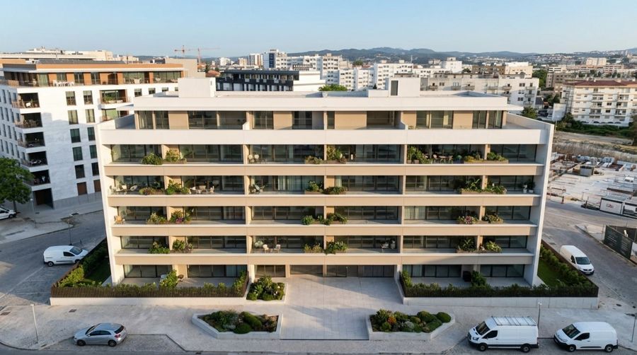 Simulação: fachada principal com terraços ajardinados