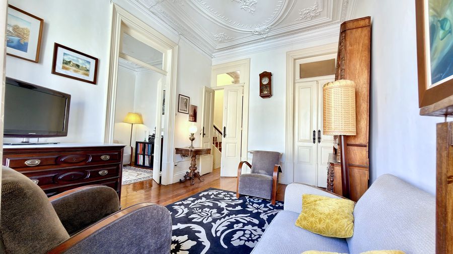 Sala com tetos trabalhados
