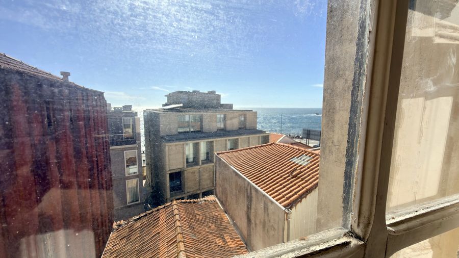 Vista sobre os telhados até ao mar