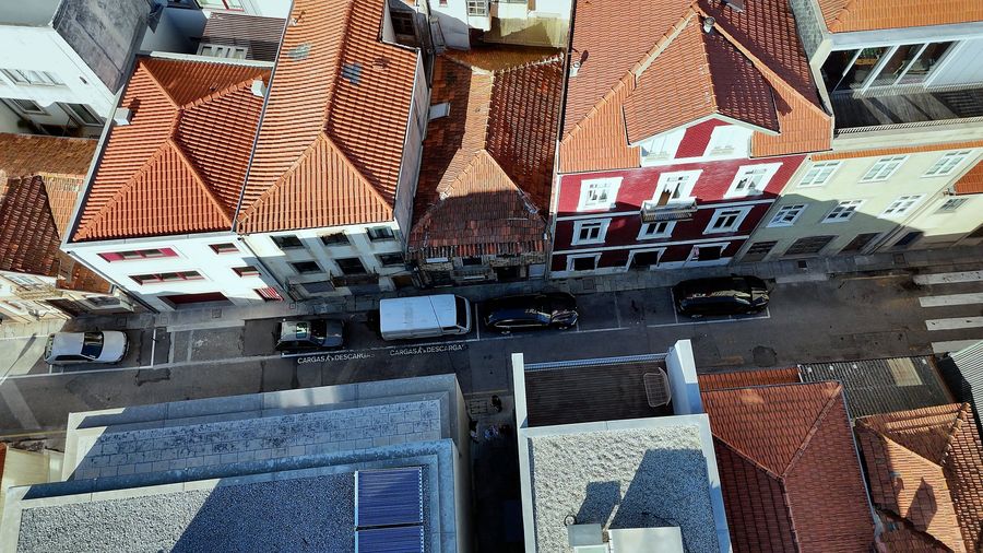 A rua e os telhados, vistos de drone