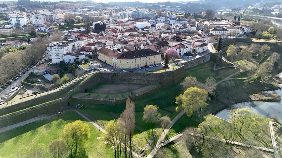As muralhas e o centro de Monção