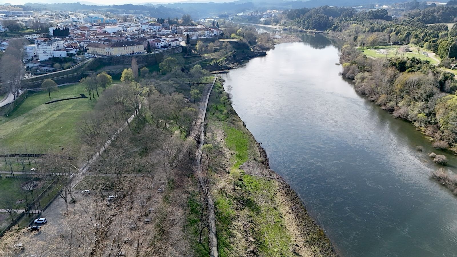O Rio Minho e as muralhas de Monção, vistos de drone