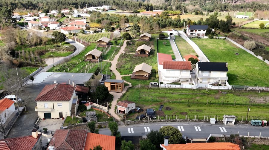 Simulação: núcleo de glamping em madeira (Terreno 1)