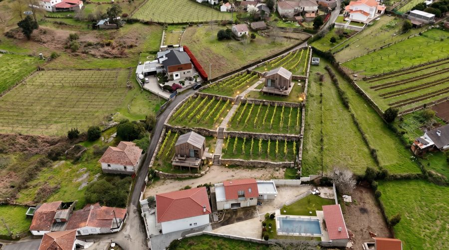 Simulação: duas cabanas de madeira nos socalcos (Terreno 2)