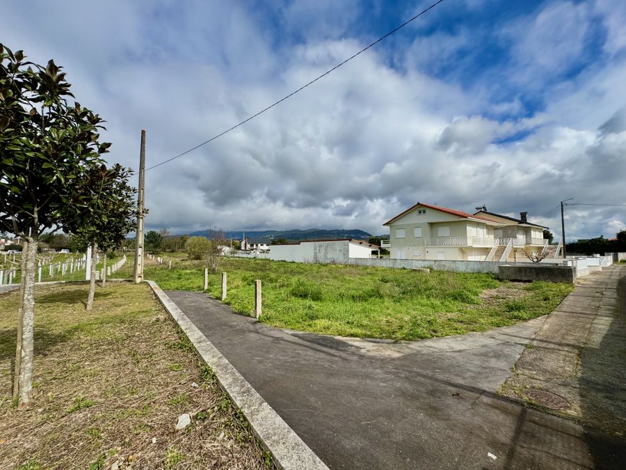 Terreno 1: frente para o caminho