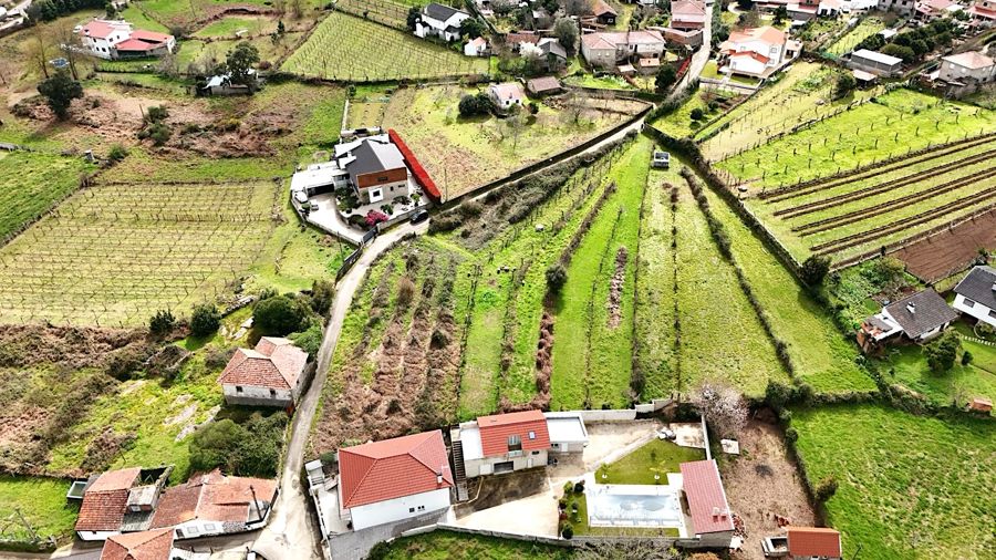 Terreno de 1350 m² junto ao Rio Minho, terra do Alvarinho