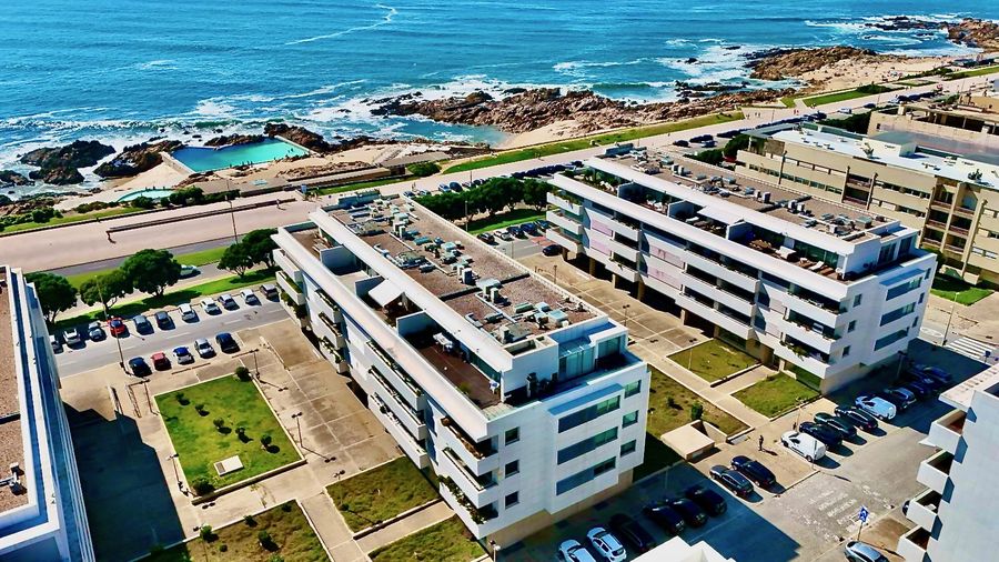O edifício e o mar de Leça, vistos de drone