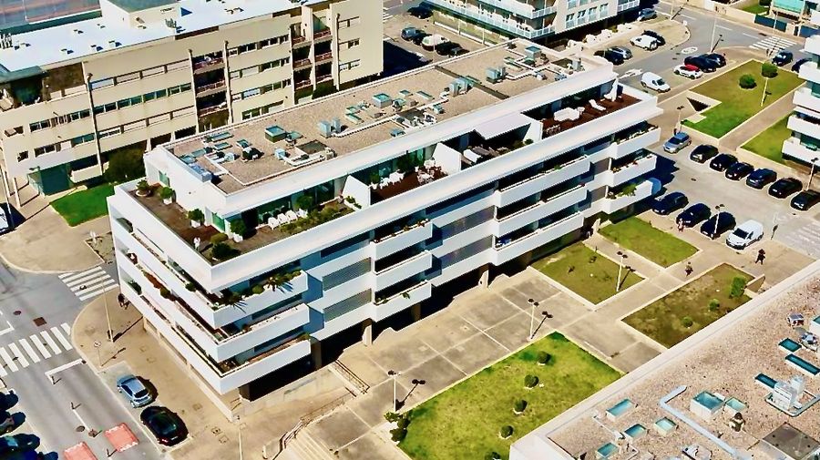 O edifício e o mar de Leça, vistos de drone