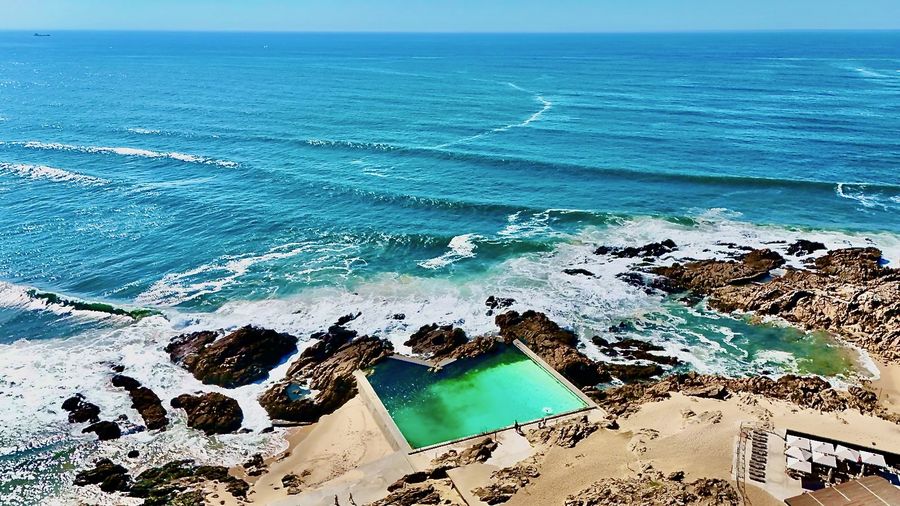 O edifício e o mar de Leça, vistos de drone