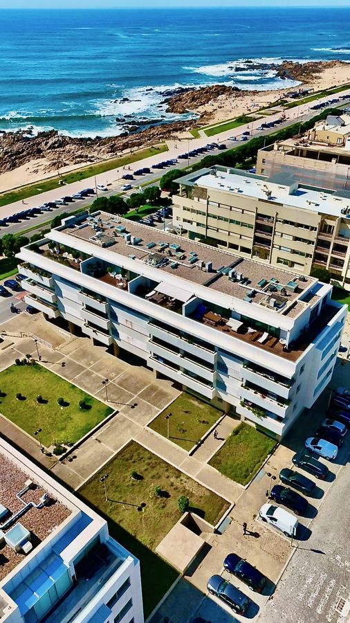 O edifício e o mar de Leça, vistos de drone