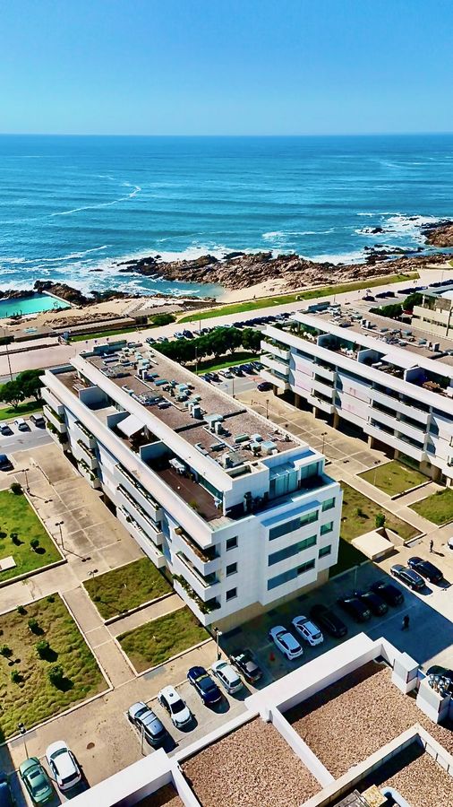 O edifício e o mar de Leça, vistos de drone