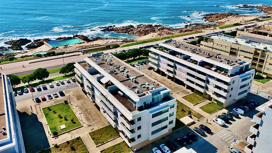 O edifício e o mar de Leça, vistos de drone