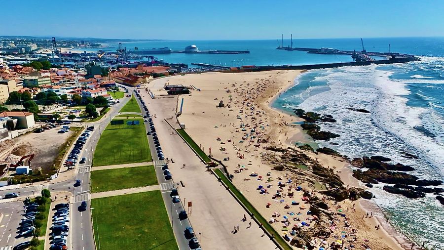 O edifício e o mar de Leça, vistos de drone
