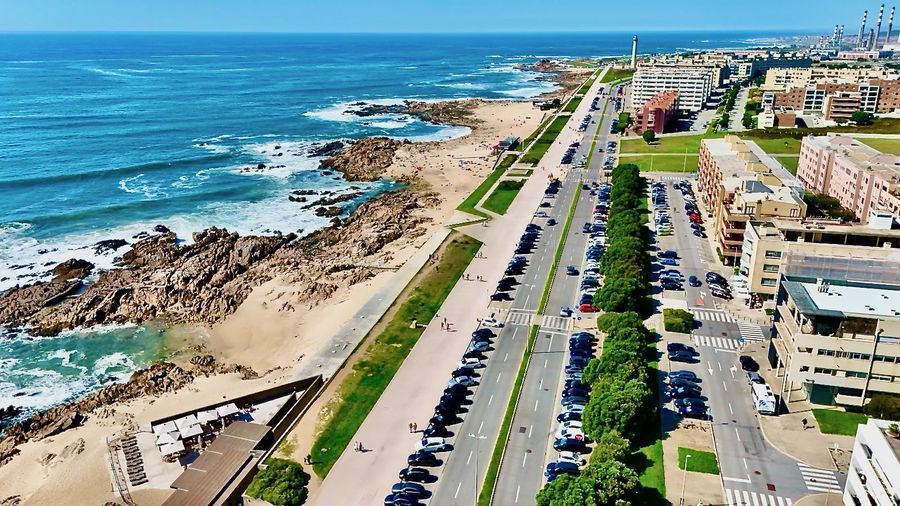 O edifício e o mar de Leça, vistos de drone