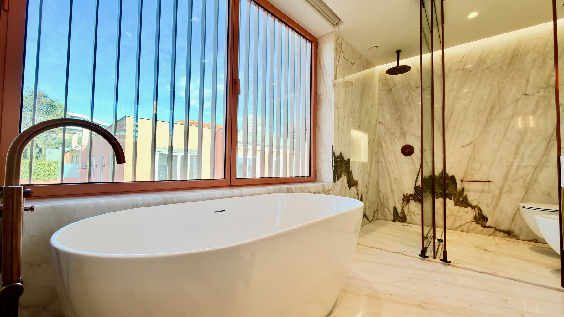 Casa de banho em mármore com banheira