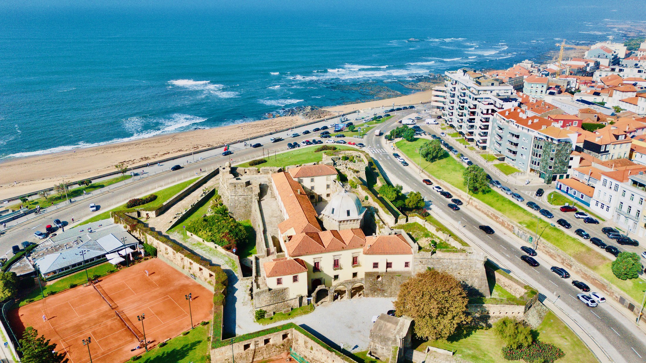 Forte de São Francisco Xavier e a praia vistos do ar